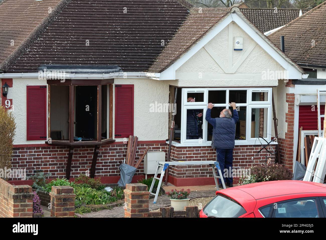 Double vitrage installé par deux techniciens sur un bungalow résidentiel à Shepperton Surrey, Angleterre, Royaume-Uni Banque D'Images