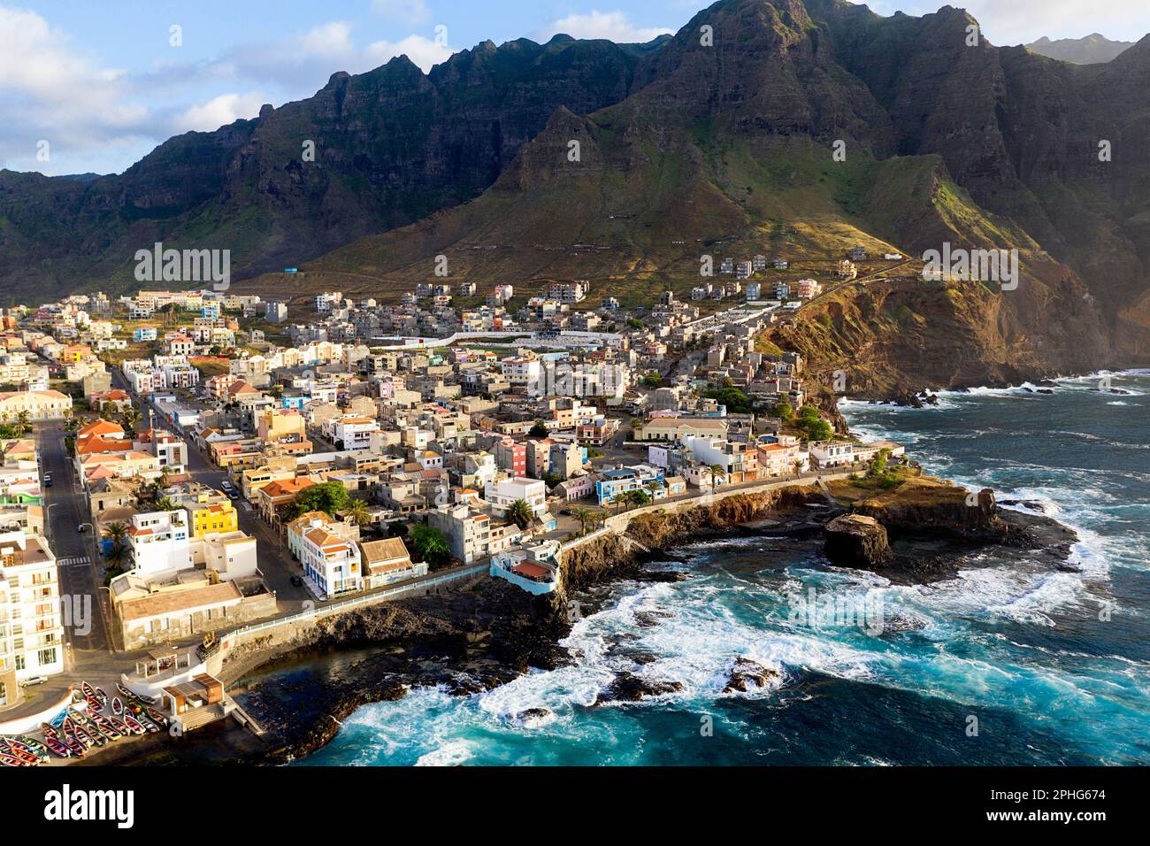 Vue aérienne de la ville de Ponta do sol dans une belle lumière de coucher de soleil avec les montagnes à l'arrière, Santo Antao, Cabo verde Banque D'Images