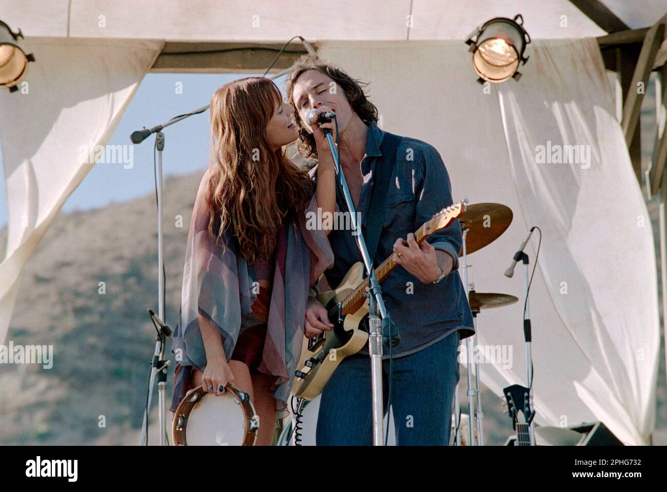 RILEY KEOUGH et SAM CLAFLIN dans DAISY JONES & THE SIX (2023), dirigé par JAMES PONSOLDT et NZINGHA STEWART. Crédit : AMAZON STUDIOS / Album Banque D'Images