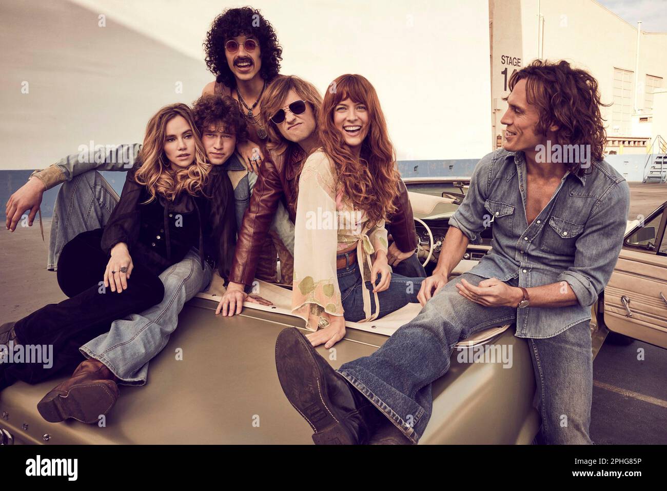 RILEY KEOUGH, SAM CLAFLIN, SUKI WATERHOUSE, JOSH WHITEHOUSE, SEBASTIAN CHACON ET WILL HARRISON DANS DAISY JONES & THE SIX (2023), DIRIGÉ PAR JAMES PONSOLDT ET NZINGHA STEWART. Crédit : AMAZON STUDIOS / Album Banque D'Images