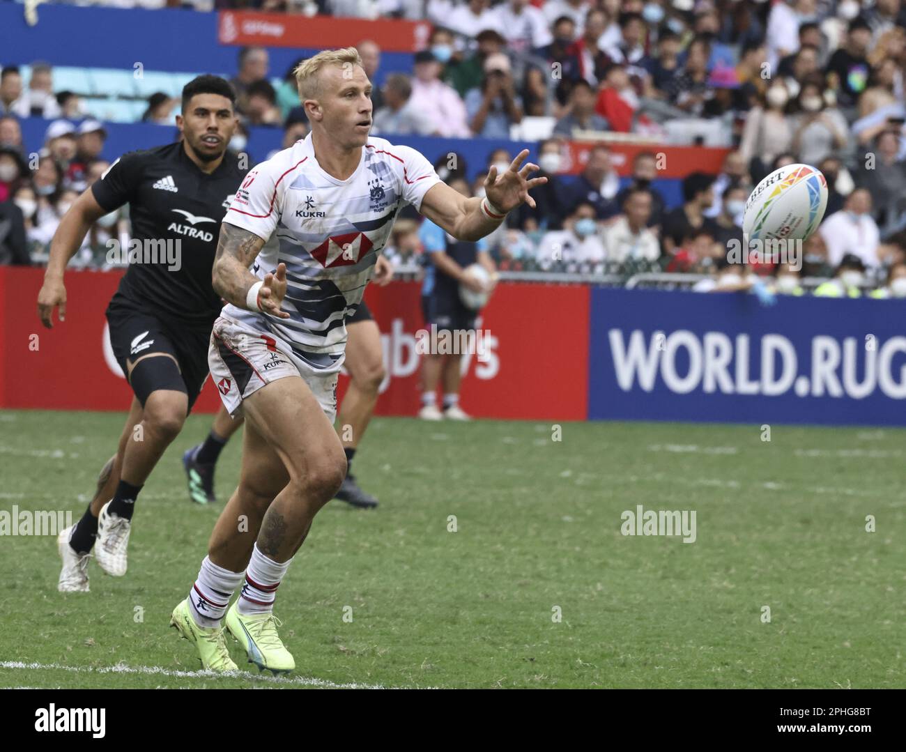 ***POUR USAGE NON COMMERCIAL SEULEMENT*** Hong KongHH Max Woodward passe le ballon contre la Nouvelle-Zélande le jour 2, au rugby Cathay Pacific/HSBC Hong Kong Sevens, stade de Hong Kong, 05 novembre 2022. La Nouvelle-Zélande remporte 38-14. 05NOV22 SCMP / K. Y. CHENG Banque D'Images