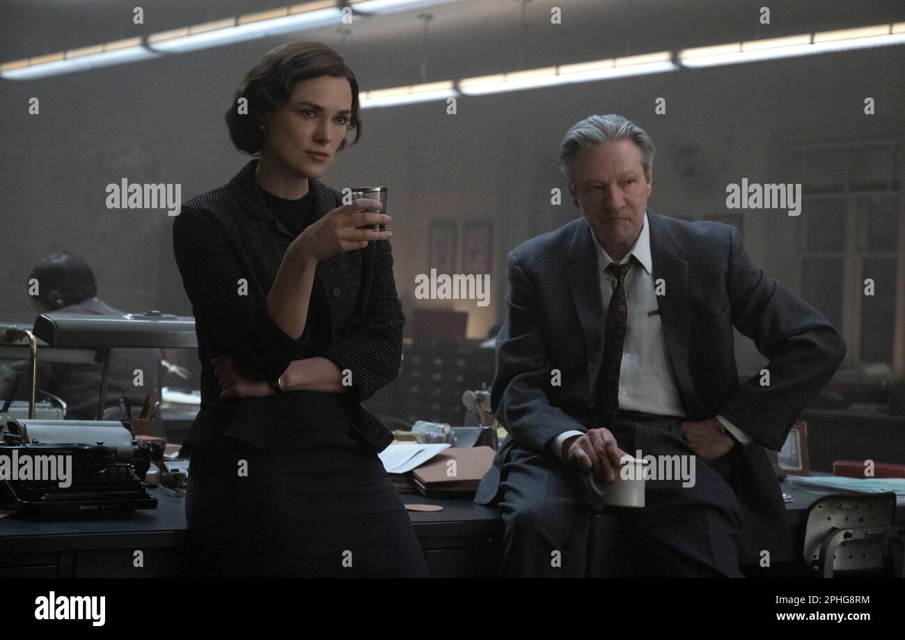 CHRIS COOPER et KEIRA KNIGHTLEY, à BOSTON STRANGLER (2023), sous la direction de MATT RUSKIN. Crédit: 20th CENTURY STUDIOS / Album Banque D'Images