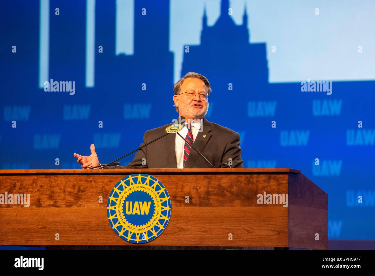 Detroit, Michigan - États-Unis Le sénateur Gary Peters (D-Mich) parle alors que le syndicat des travailleurs Unis de l'automobile tient une convention de négociation pour fixer les priorités à cet égard Banque D'Images