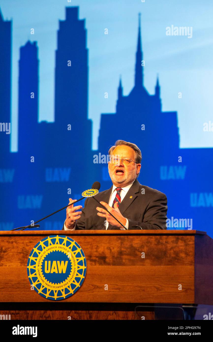 Detroit, Michigan - États-Unis Le sénateur Gary Peters (D-Mich) parle alors que le syndicat des travailleurs Unis de l'automobile tient une convention de négociation pour fixer les priorités à cet égard Banque D'Images