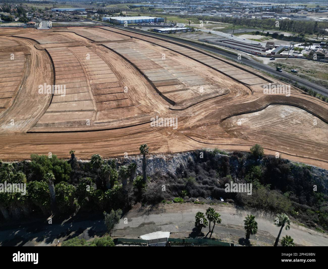 Un terrain stérile avec plusieurs pistes de pneus et un chantier de construction en arrière-plan Banque D'Images