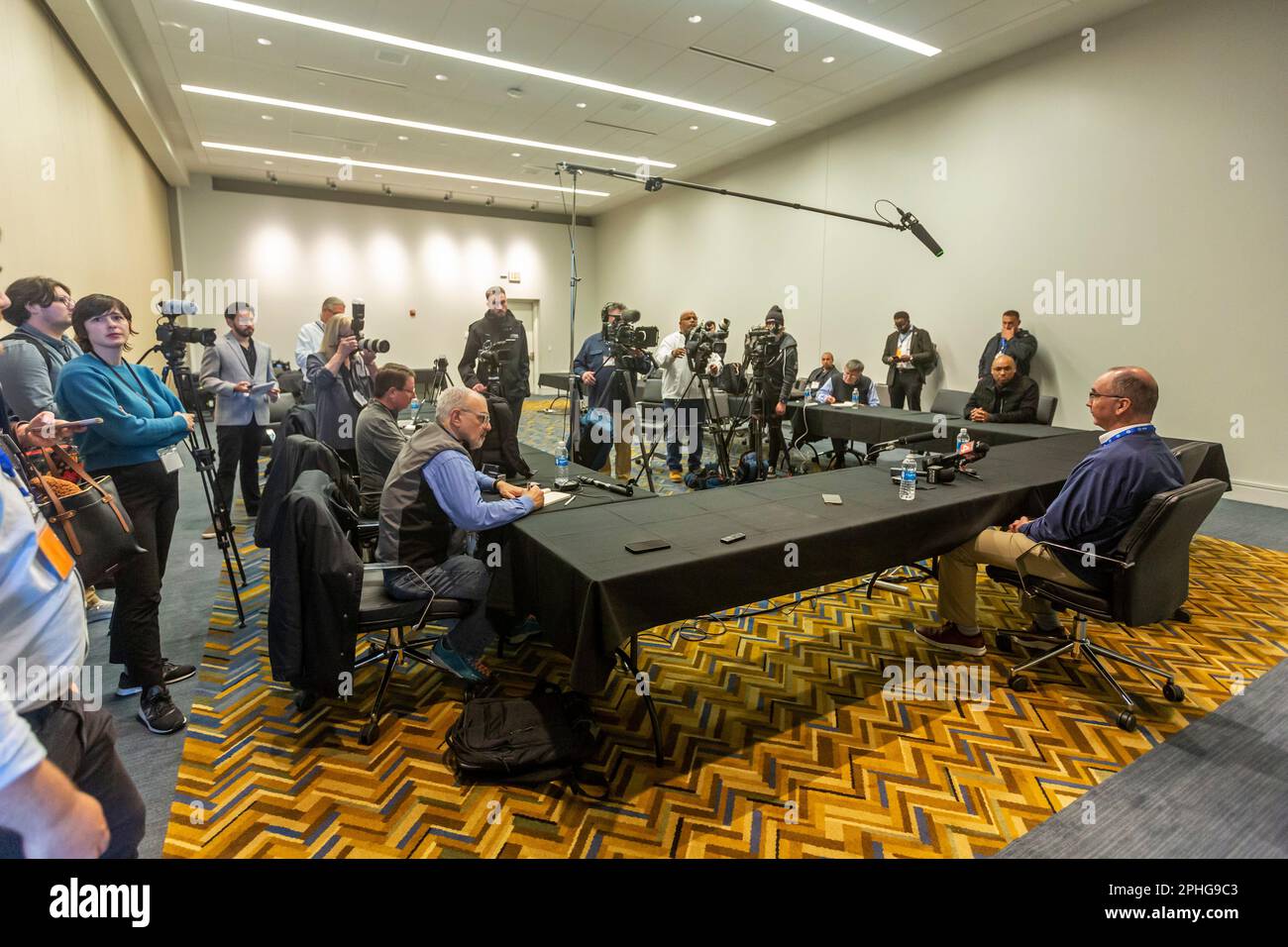 Detroit, Michigan - Shawn Fain, le nouveau président des travailleurs Unis de l'automobile, vient d'être élu, parle avec les journalistes après le premier jour de la conventio de négociation de l'UAW Banque D'Images