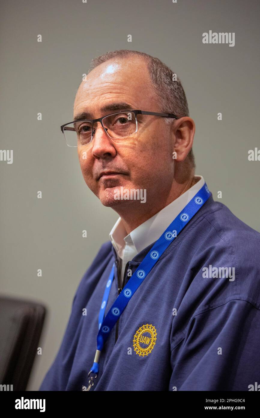 Detroit, Michigan - Shawn Fain, le nouveau président des travailleurs Unis de l'automobile, vient d'être élu, parle avec les journalistes après le premier jour de la conventio de négociation de l'UAW Banque D'Images