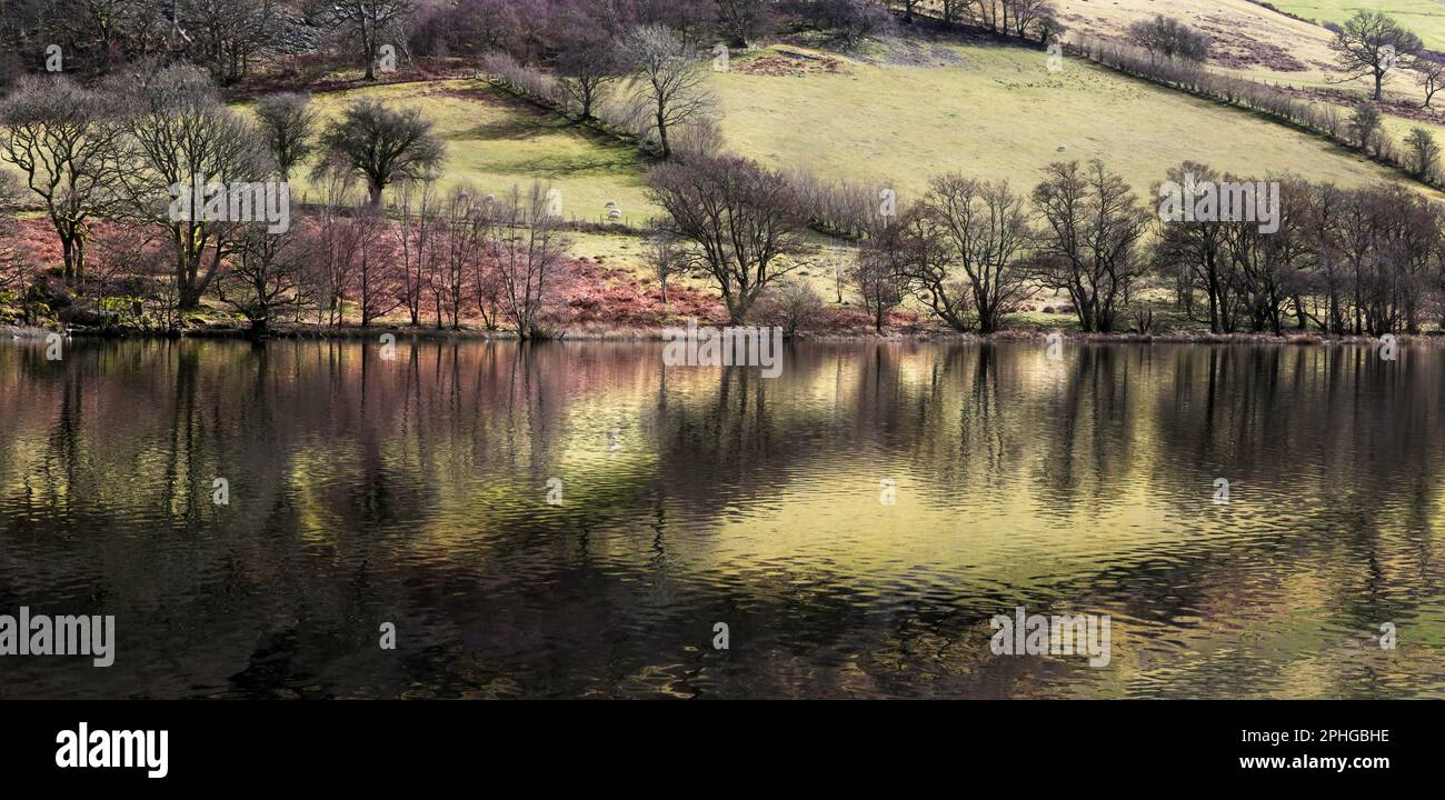Réflexions dans un réservoir de la vallée d'Elan au centre du pays de Galles au Royaume-Uni Banque D'Images
