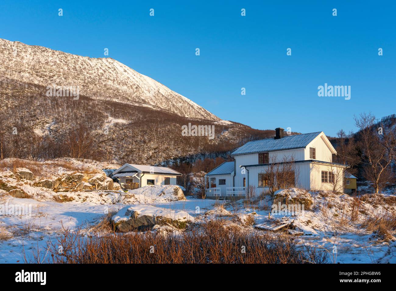 Weißes Haus nahe dem Strand in Bøvær, Senja, Norwegen. Schönes skandinavisches Wohnhaus am Abend BEI Sonnenuntergang. Auf dem Weg zum Aussichtspunkt Banque D'Images