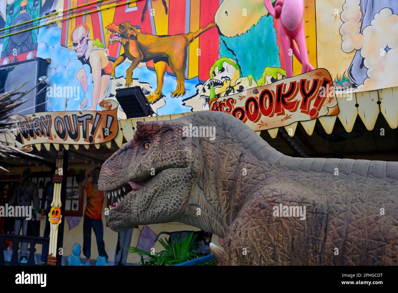 Parc à thème dinosaure par une promenade effrayante Banque D'Images