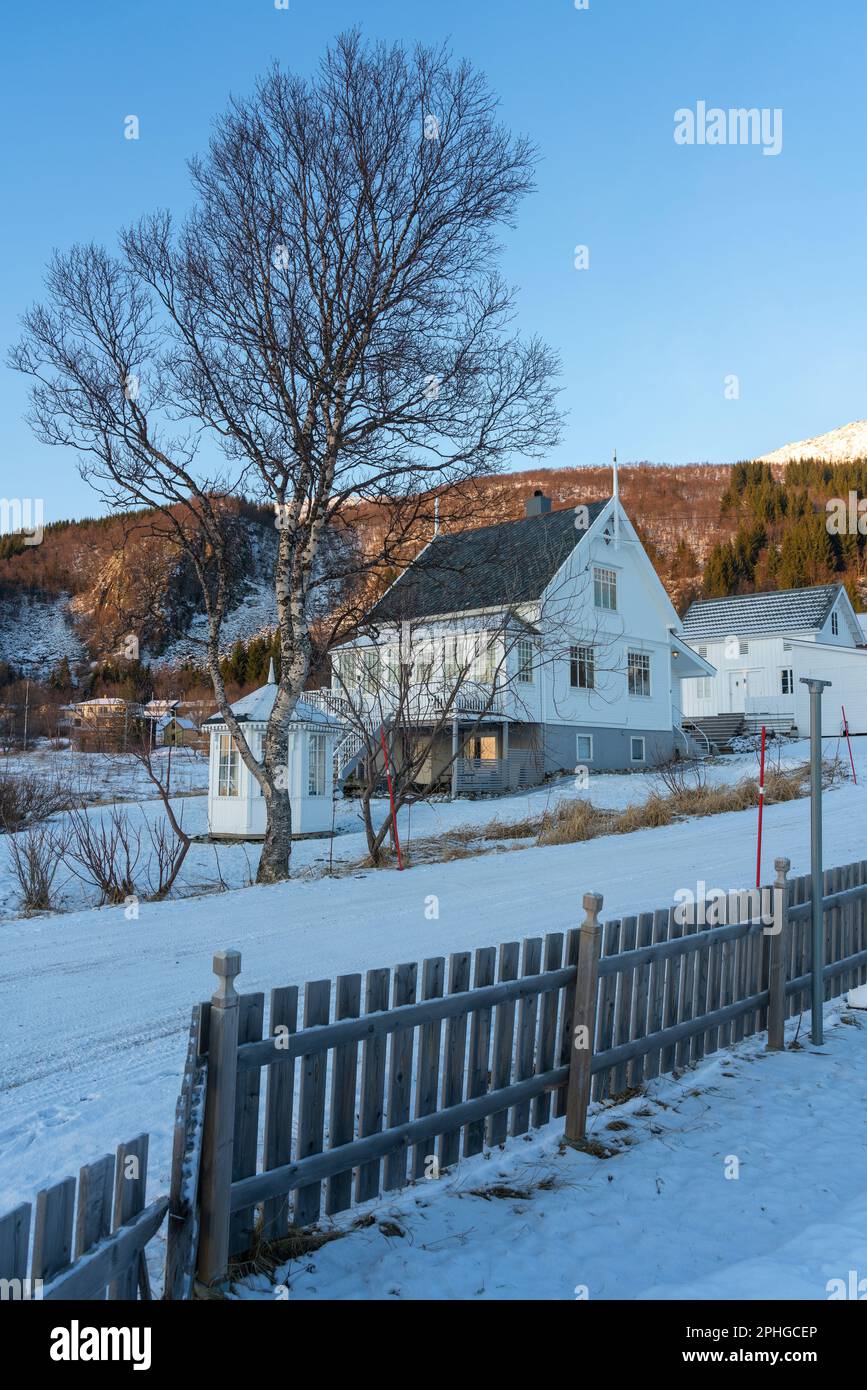 Weißes Haus nahe dem Strand in Bøvær, Senja, Norwegen. Schönes skandinavisches Wohnhaus am Abend BEI Sonnenuntergang. Auf dem Weg zum Aussichtspunkt Banque D'Images