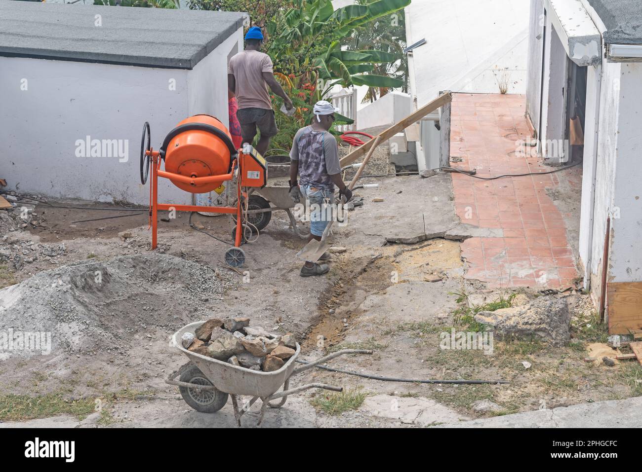 Les travailleurs effectuent des travaux de réparation dans une maison privée, St. Maarten, Caraïbes orientales Banque D'Images