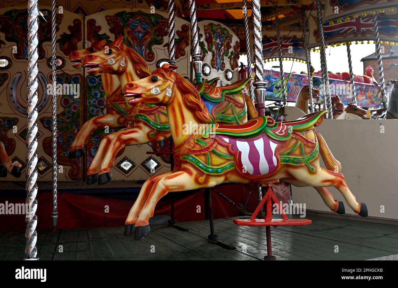 Chevaux peints en carrousel gros plan, manège, Barry Island Pleasure Park, Royaume-Uni Banque D'Images