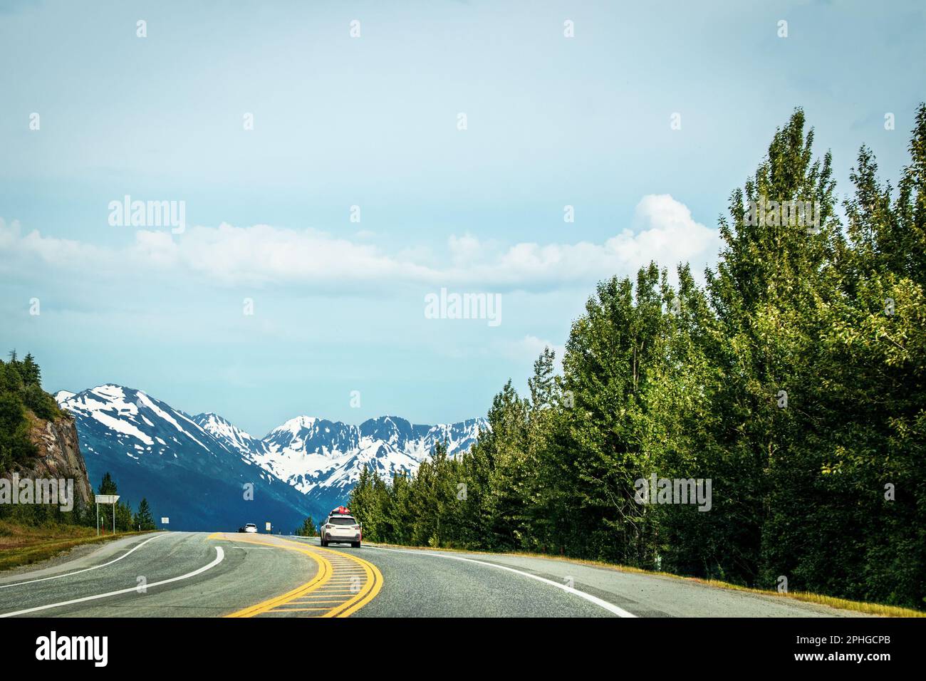 Conduite d'Anchorage à Seward Alaska sur la Highway 9 Sud sur la péninsule de Kenai avec des montagnes enneigées au loin et des arbres à feuilles persistantes sur le Th Banque D'Images