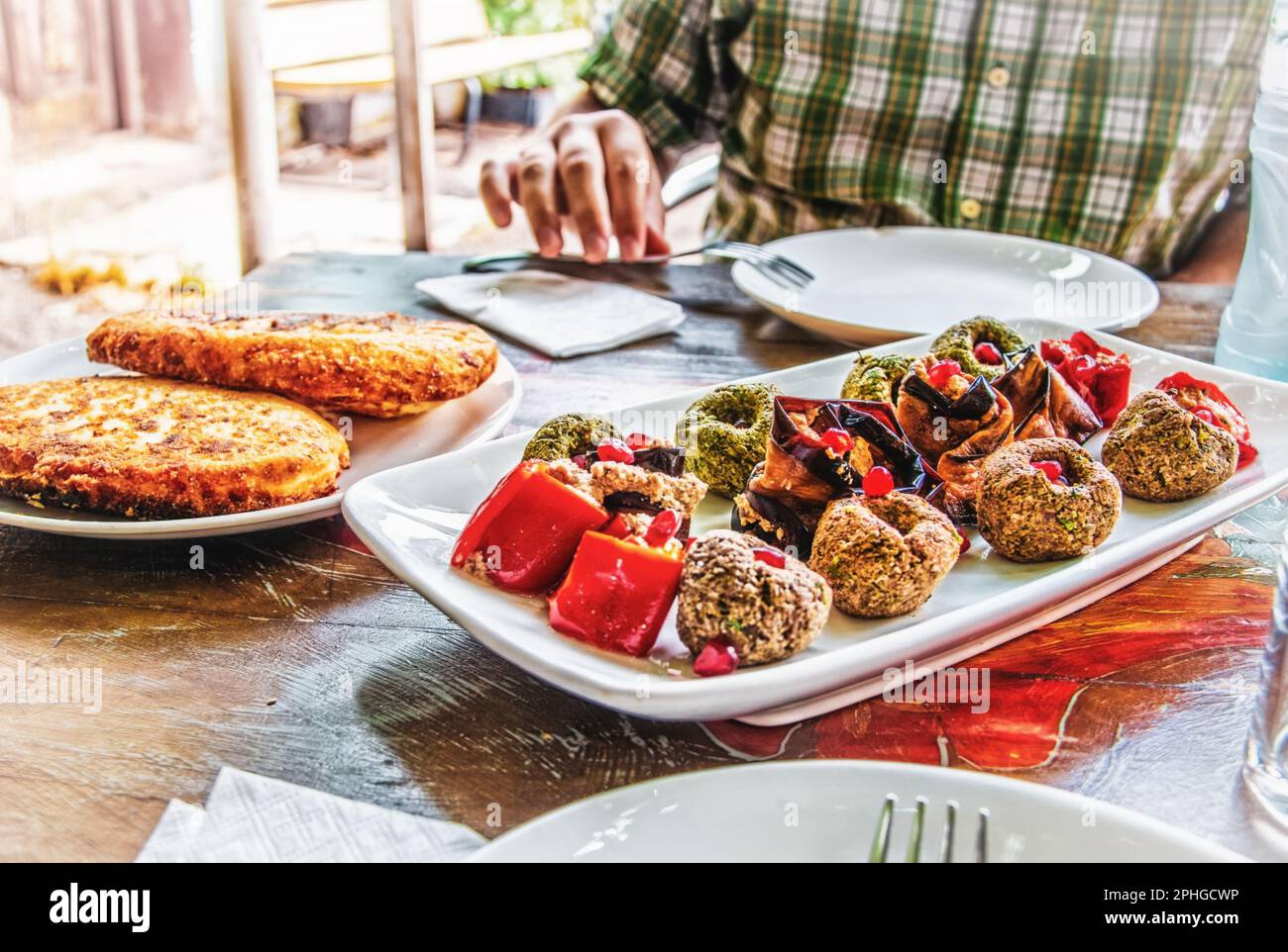 Petits pains d'aubergine avec garniture de noix et de phali géorgien d'épinards avec berbes et graines de grenade et pain fourré au fromage dans le restaurant extérieur Banque D'Images