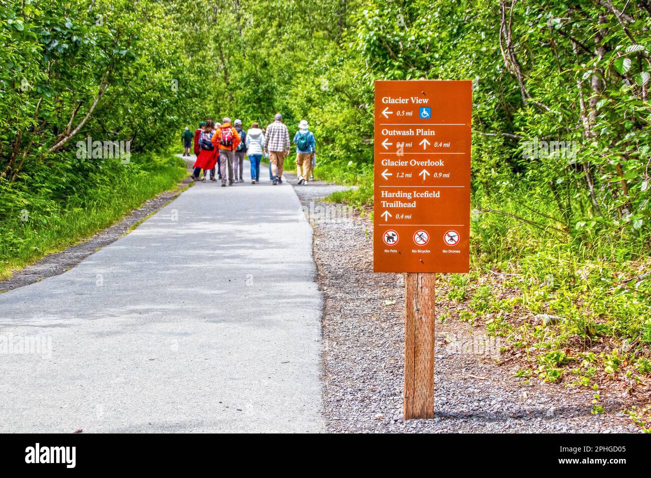 Suivez le chemin jusqu'à la sortie Glacier et Harding Icefield avec les distances et les flèches - les randonneurs se dirigent vers Glacier surplombent floue à distance - Focus sur SIG Banque D'Images