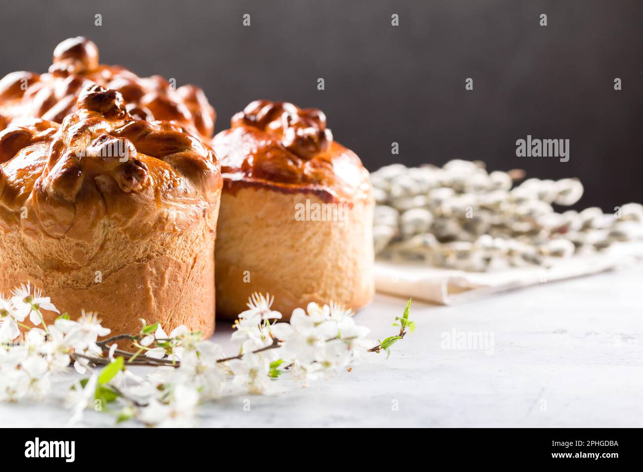 Gâteau de Pâques maison avec branches de saule sur fond blanc Banque D'Images