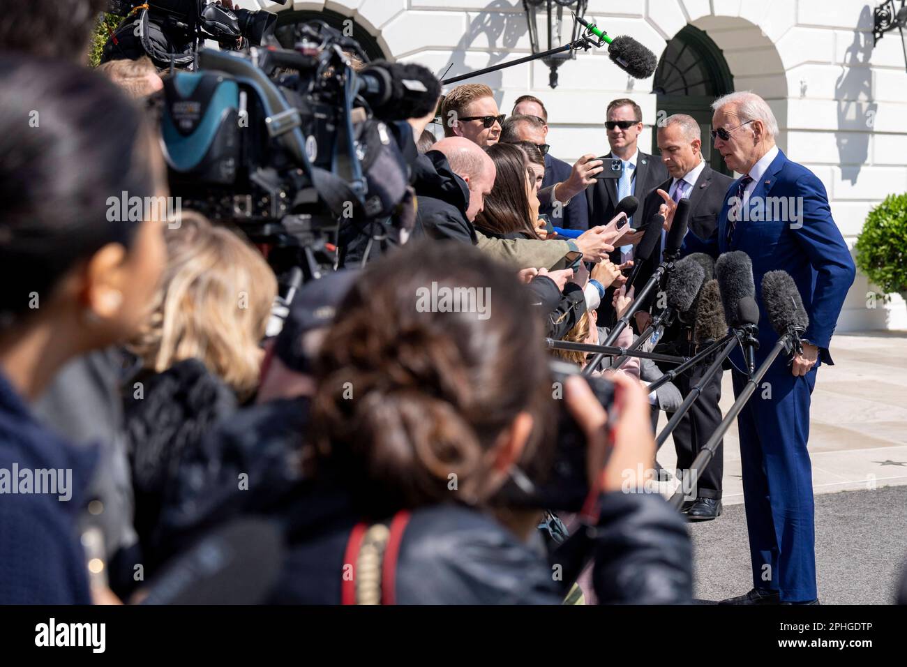 Washington, États-Unis. 28th mars 2023. ÉTATS-UNIS Le président Joe Biden s'adresse aux médias avant son départ de la pelouse sud de la Maison Blanche à Washington, DC, mardi, 28 mars 2023. Biden se rend à Morrisville, en Caroline du Nord pour visiter Wolfspeed, un fabricant de semi-conducteurs. Photo de Ken Cedeno/Pool/ABACAPRESS.COM crédit: Abaca Press/Alay Live News Banque D'Images