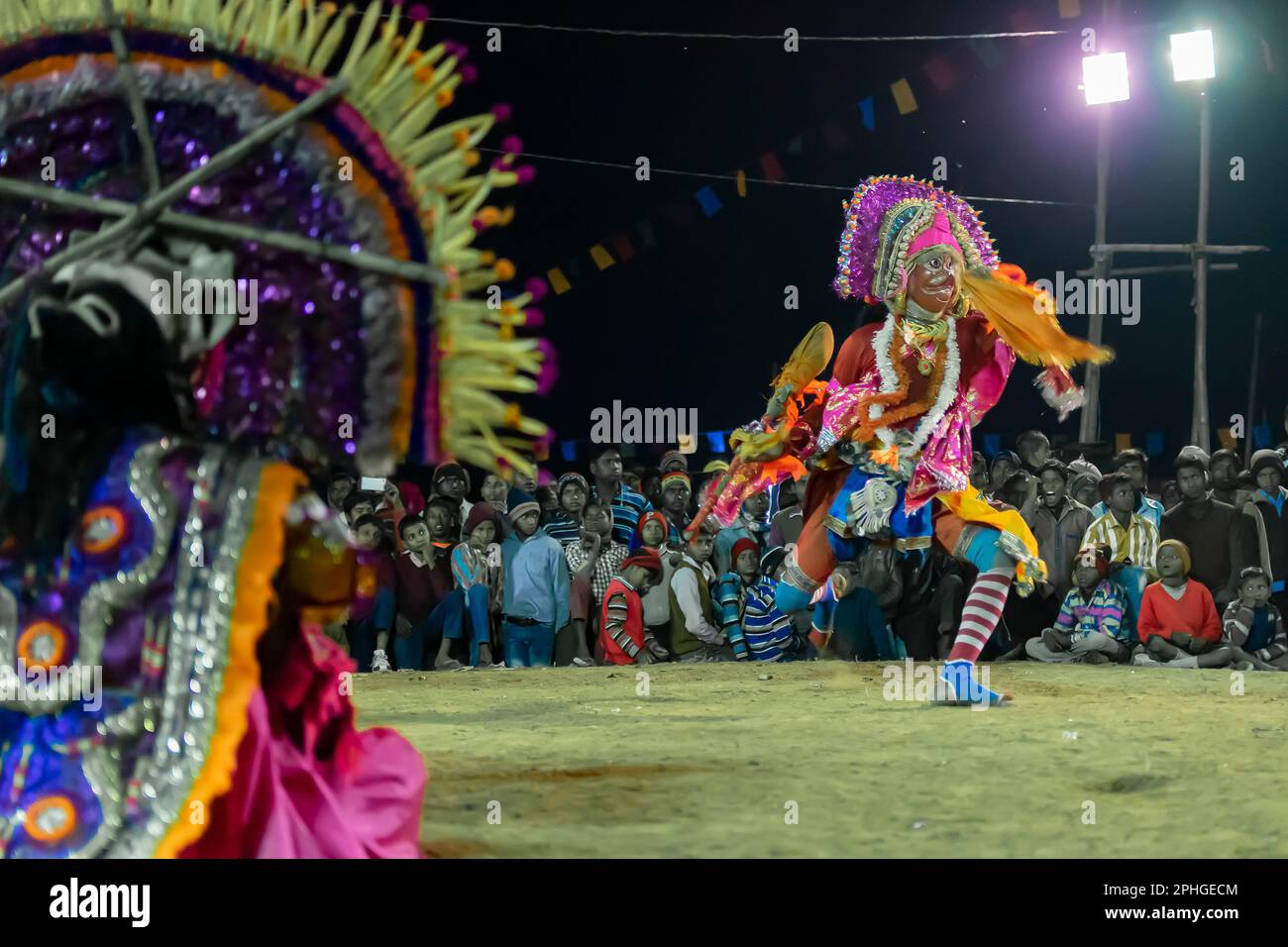 Purulia, Bengale-Occidental, Inde - 23rd décembre 2015 : danse Chhau ou danse Chhou. Patrimoine culturel immatériel de l'humanité de l'UNESCO. Danseur masculin masqué. Banque D'Images