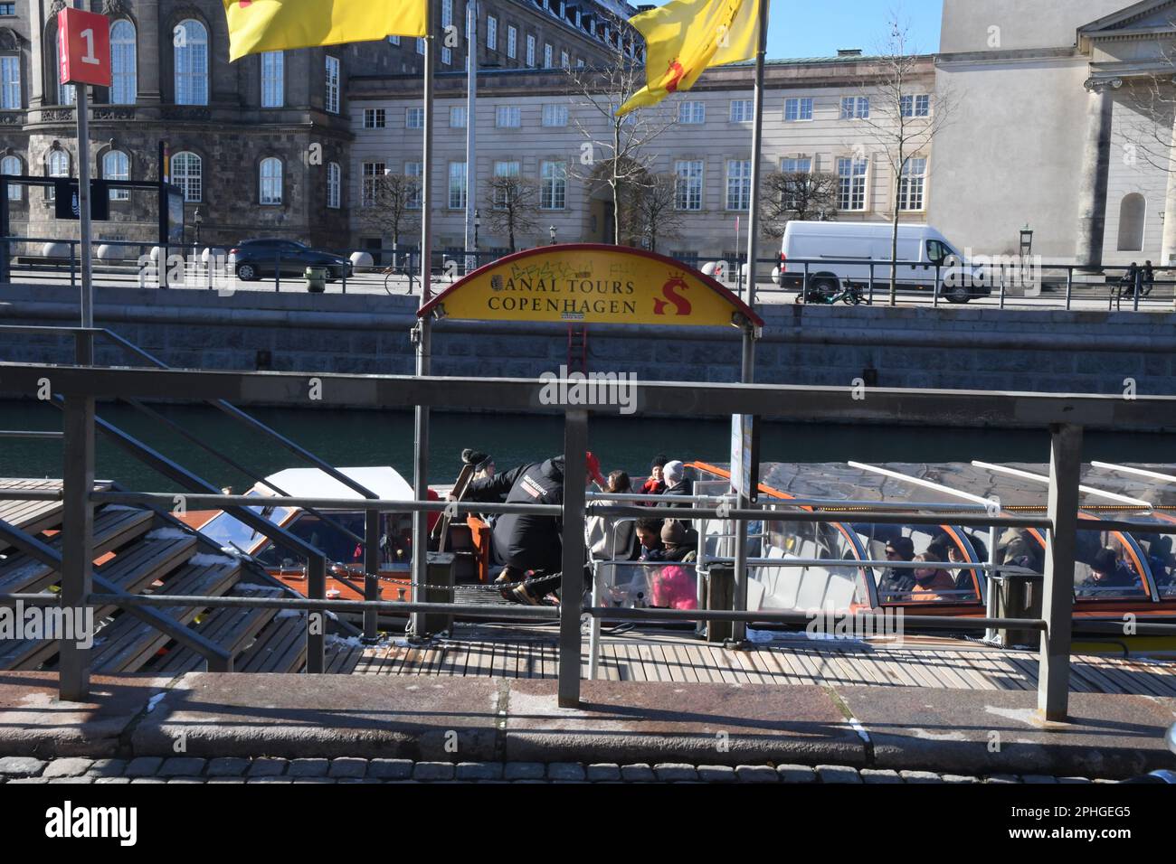 Copenhague /Danemark/28 mars 2023/les voyageurs se rendent en bateau pour faire des excursions sur le canal de Copenhahen et monter et descendre du bus dans la capitale danoise de Copenhague. (Photo.Francis Joseph Dean/Dean Pictures) Banque D'Images