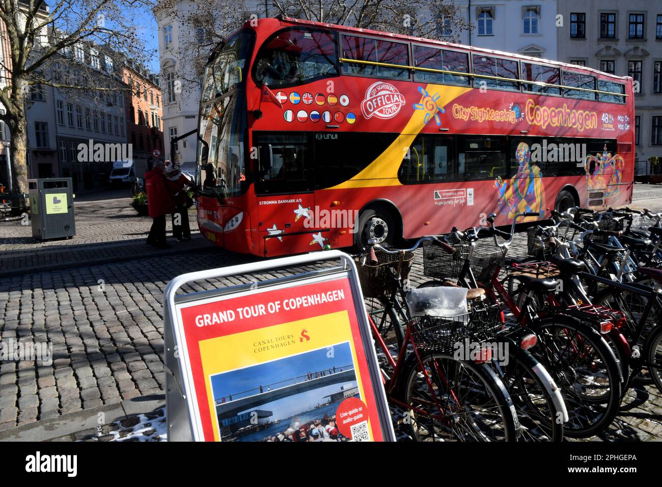 Copenhague /Danemark/28 mars 2023/les voyageurs se rendent en bateau pour faire des excursions sur le canal de Copenhahen et monter et descendre du bus dans la capitale danoise de Copenhague. (Photo.Francis Joseph Dean/Dean Pictures) Banque D'Images