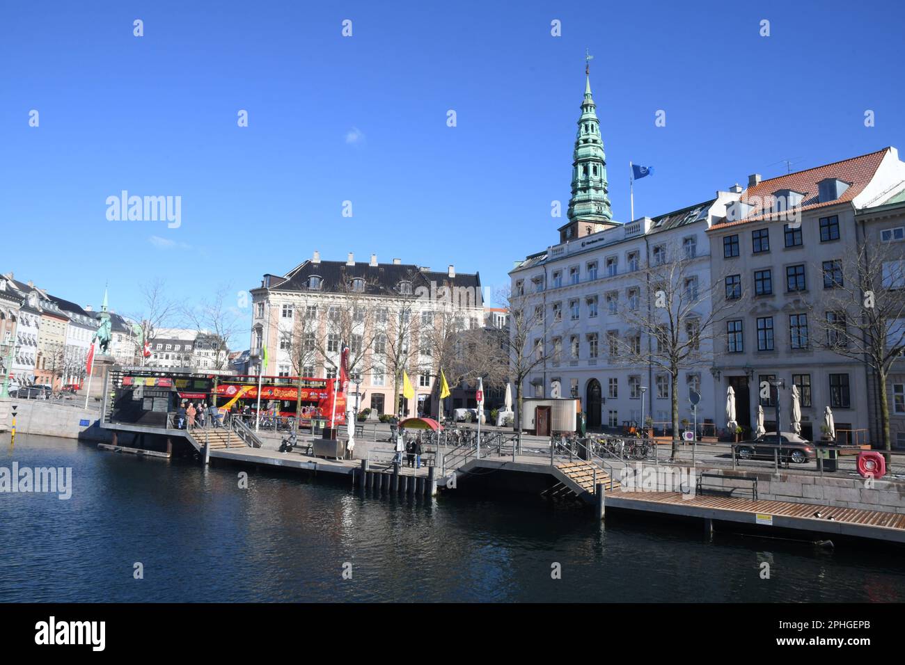 Copenhague /Danemark/28 mars 2023/les voyageurs se rendent en bateau pour faire des excursions sur le canal de Copenhahen et monter et descendre du bus dans la capitale danoise de Copenhague. (Photo.Francis Joseph Dean/Dean Pictures) Banque D'Images