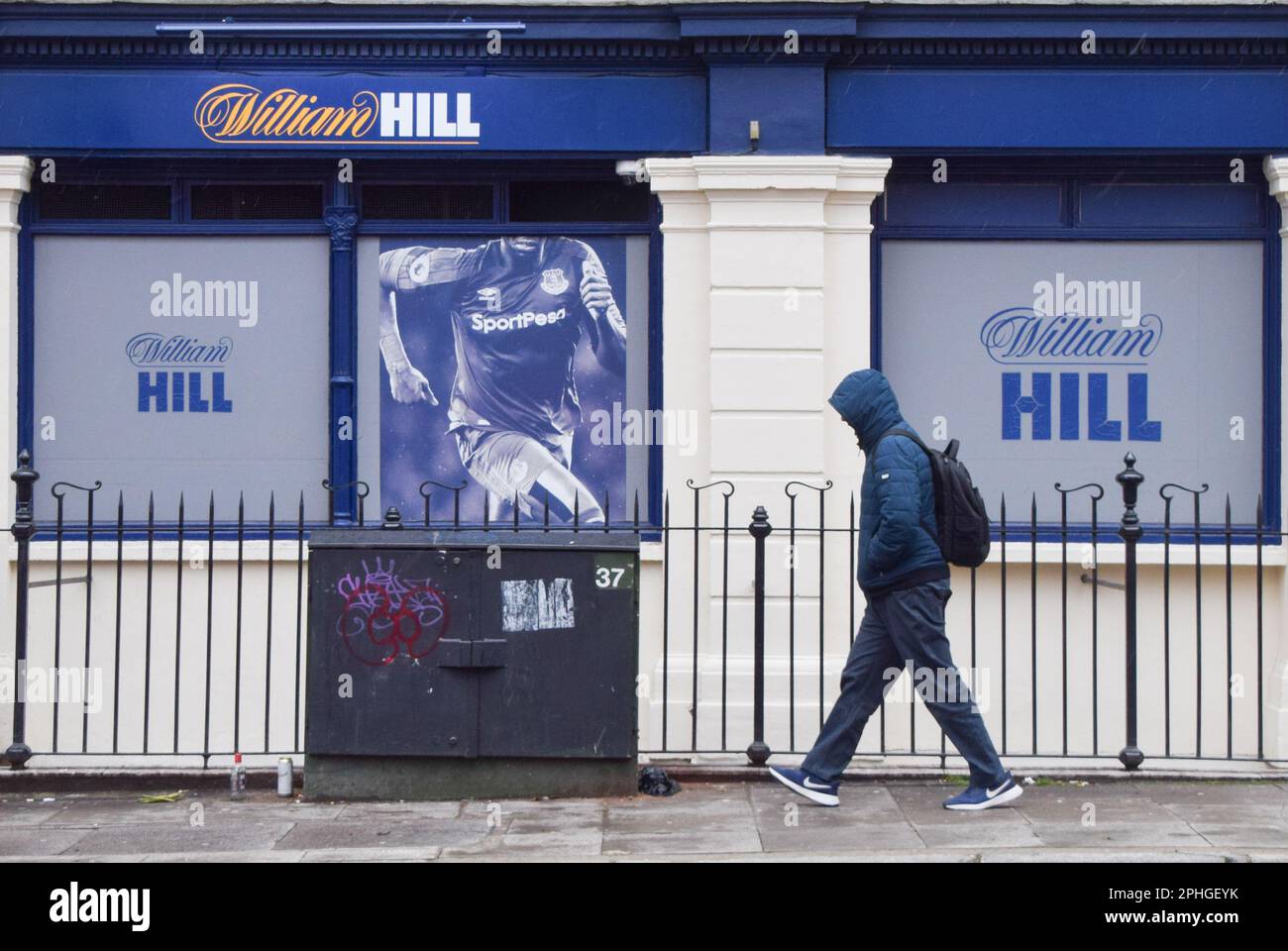 Londres, Angleterre, Royaume-Uni. 28th mars 2023. Un homme passe devant un magasin de Paris William Hill dans le centre de Londres. William Hill, société de jeu britannique, a été condamné à une amende record de 19,2 millions de livres sterling par la commission de jeu pour avoir omis de protéger adéquatement les clients ainsi que les échecs de lutte contre le blanchiment d'argent. (Credit image: © Vuk Valcic/ZUMA Press Wire) USAGE ÉDITORIAL SEULEMENT! Non destiné À un usage commercial ! Banque D'Images