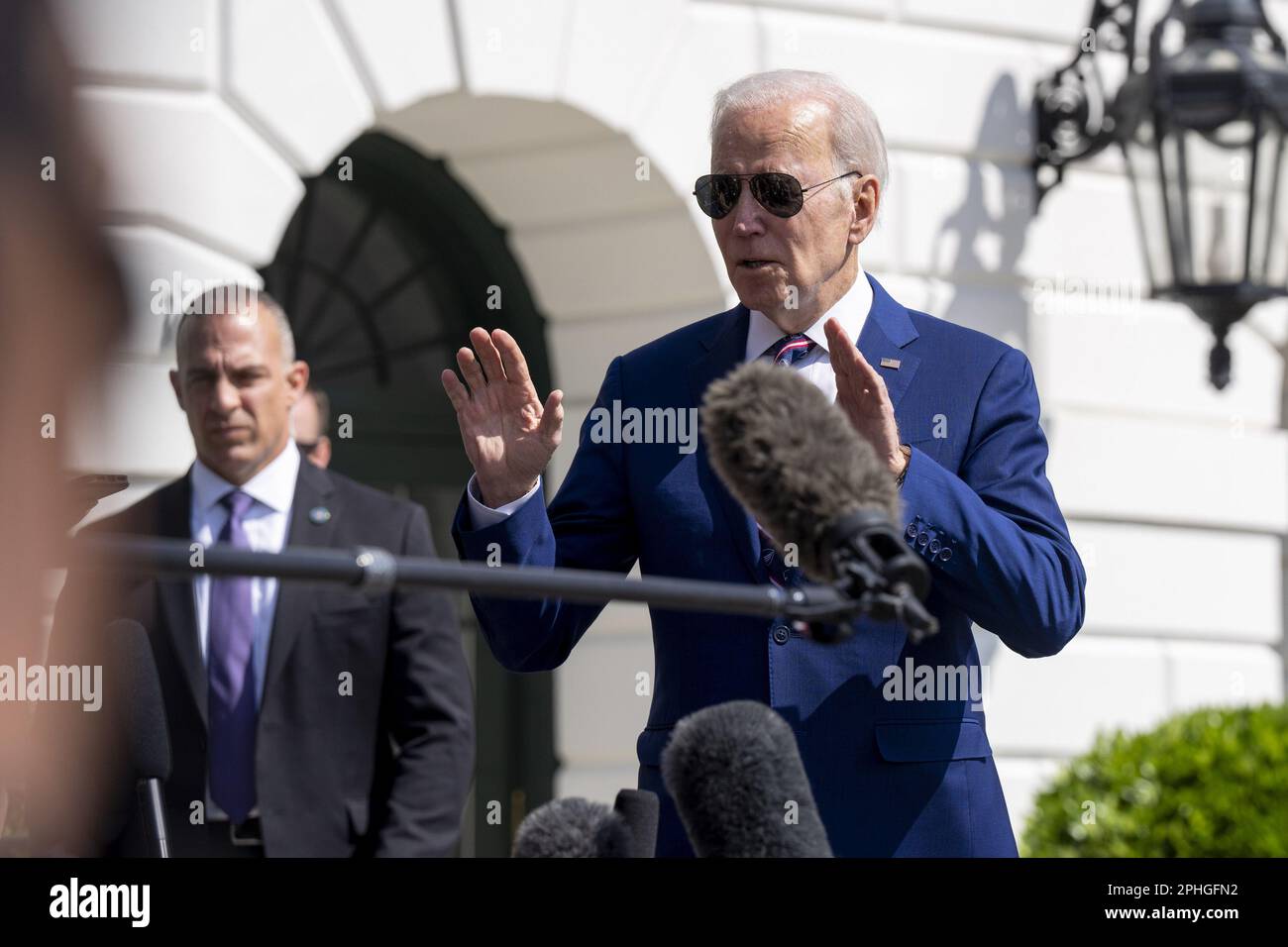 Washington, États-Unis. 28th mars 2023. ÉTATS-UNIS Le président Joe Biden s'adresse aux médias avant son départ de la pelouse sud de la Maison Blanche à Washington, DC, mardi, 28 mars 2023. Biden se rend à Morrisville, en Caroline du Nord pour visiter Wolfspeed, un fabricant de semi-conducteurs. Photo de Ken Cedeno/UPI crédit: UPI/Alay Live News Banque D'Images