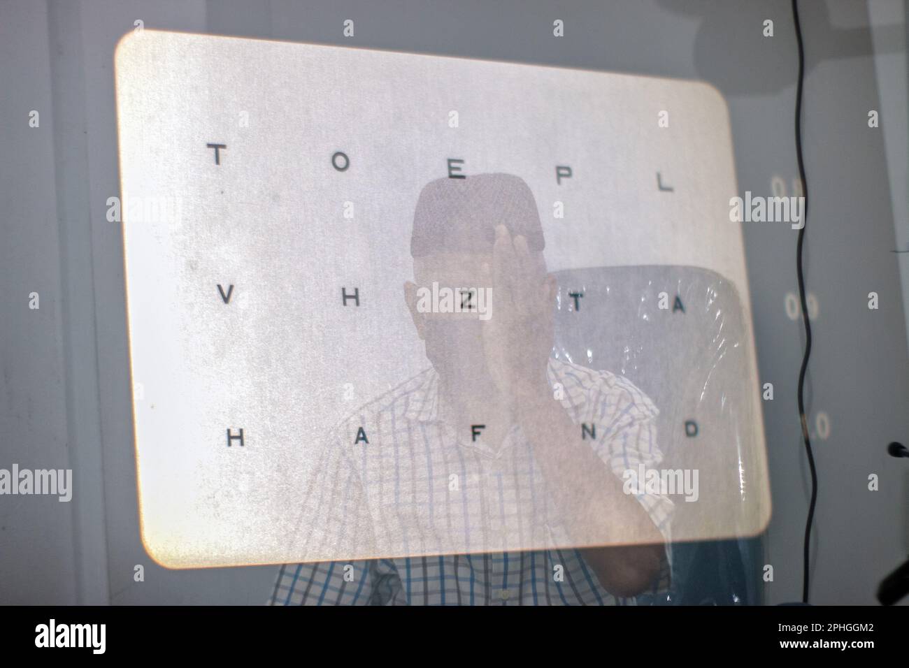 BOGOR, INDONÉSIE - 27 mars 2023 : photo d'exposition multiple d'un patient lisant le tableau snellen à la clinique oculaire Ainun Cahaya Medika, régence de Bogor Banque D'Images