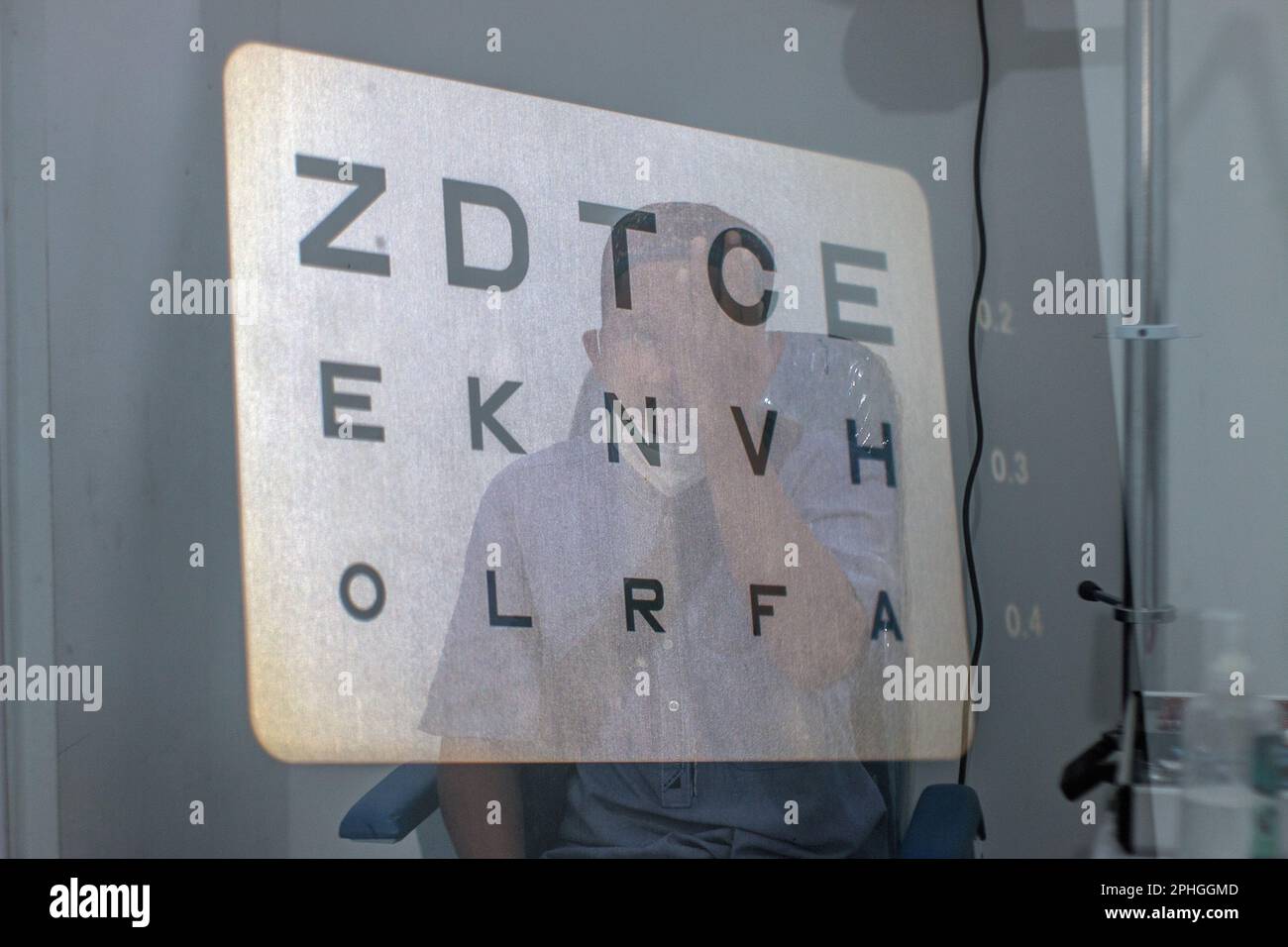 BOGOR, INDONÉSIE - 27 mars 2023 : photo d'exposition multiple d'un patient lisant le tableau snellen à la clinique oculaire Ainun Cahaya Medika, régence de Bogor Banque D'Images