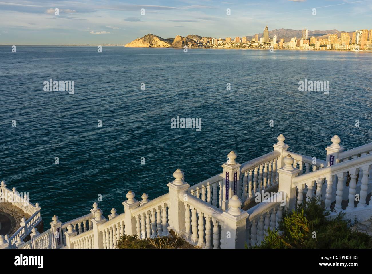 Vue panoramique depuis le balcon de Mediterraneo de l'ouest de Benidorm en Espagne. Banque D'Images