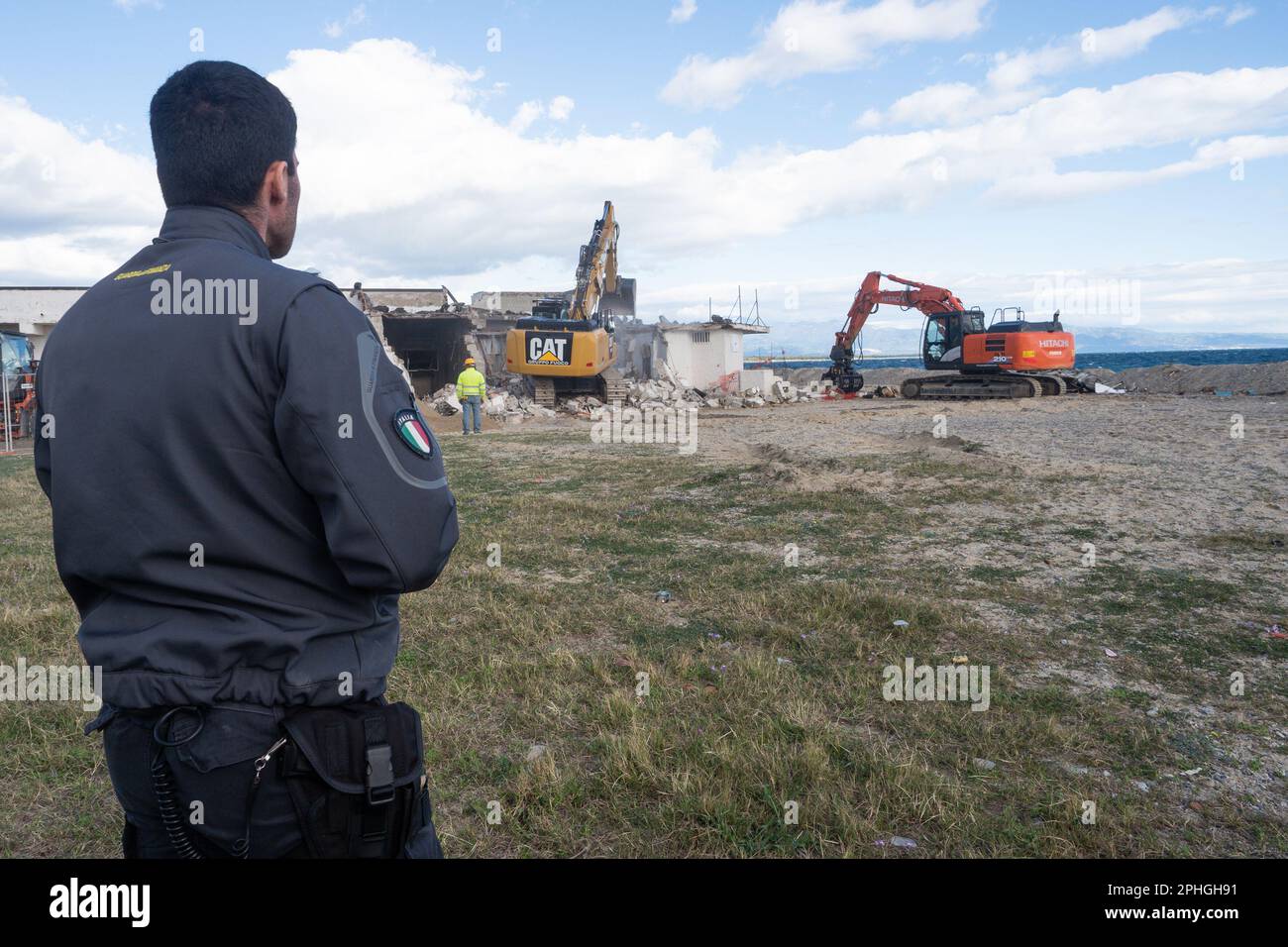 Corigliano Rossano, Italie. 28th mars 2023. Les bulldozers démolissent le lido delle Sirene à Corigliano Rossano à la suite d'une ordonnance de la municipalité. Cette structure était illégale et sur la plage, sur des terres appartenant à l'État. Il avait été abandonné et délabré pendant de nombreuses années et était considéré comme un écomonstre en béton. Dans le passé, c'était une discothèque de la 'ndrangheta et pendant des années gérée par la mafia. Crédit : Agence photo indépendante/Alamy Live News Banque D'Images