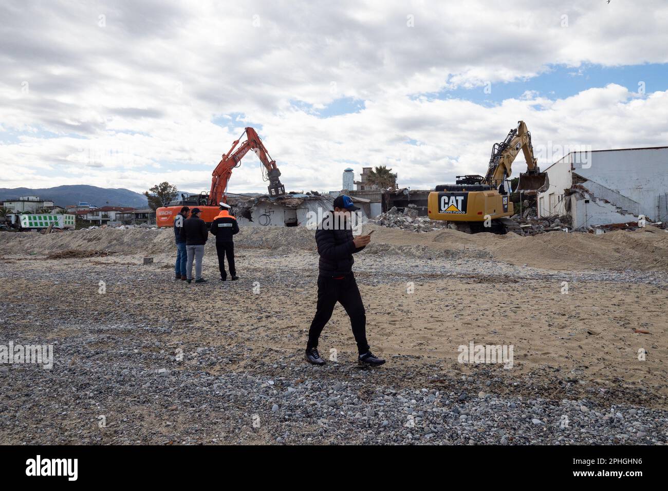 Corigliano Rossano, Italie. 28th mars 2023. Les bulldozers démolissent le lido delle Sirene à Corigliano Rossano à la suite d'une ordonnance de la municipalité. Cette structure était illégale et sur la plage, sur des terres appartenant à l'État. Il avait été abandonné et délabré pendant de nombreuses années et était considéré comme un écomonstre en béton. Dans le passé, c'était une discothèque de la 'ndrangheta et pendant des années gérée par la mafia. Crédit : Agence photo indépendante/Alamy Live News Banque D'Images