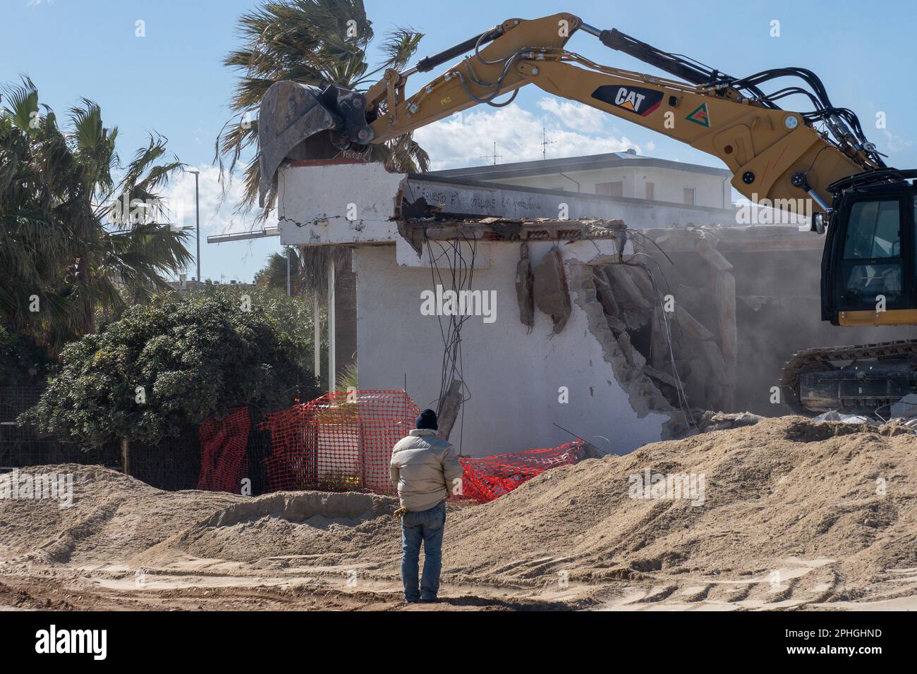 Corigliano Rossano, Italie. 28th mars 2023. Les bulldozers démolissent le lido delle Sirene à Corigliano Rossano à la suite d'une ordonnance de la municipalité. Cette structure était illégale et sur la plage, sur des terres appartenant à l'État. Il avait été abandonné et délabré pendant de nombreuses années et était considéré comme un écomonstre en béton. Dans le passé, c'était une discothèque de la 'ndrangheta et pendant des années gérée par la mafia. Crédit : Agence photo indépendante/Alamy Live News Banque D'Images