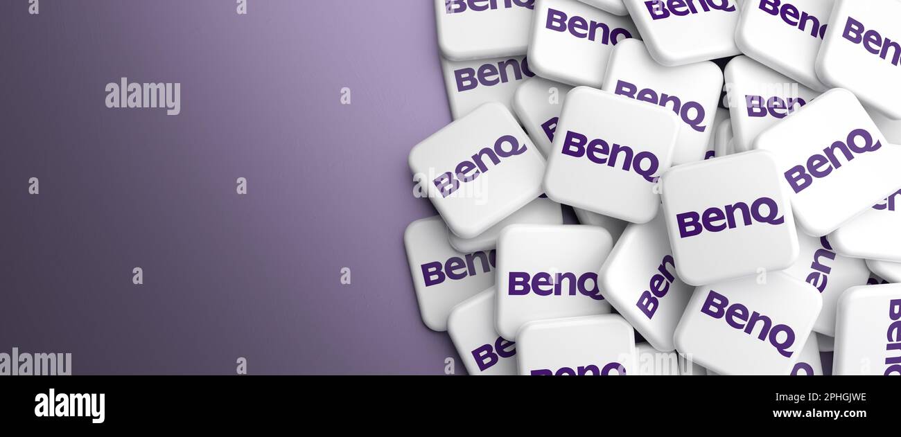 Logos de la société de technologie BenQ (moniteurs et beamers) sur un tas sur une table, format de bannière Web, espace de copie. Banque D'Images