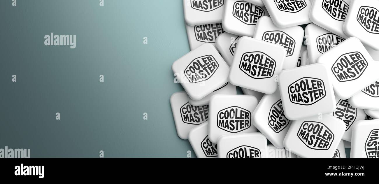 Coolermaster (boîtiers d'ordinateur, solutions de refroidissement) sur un tas sur une table, format de bannière Web, espace de copie. Banque D'Images