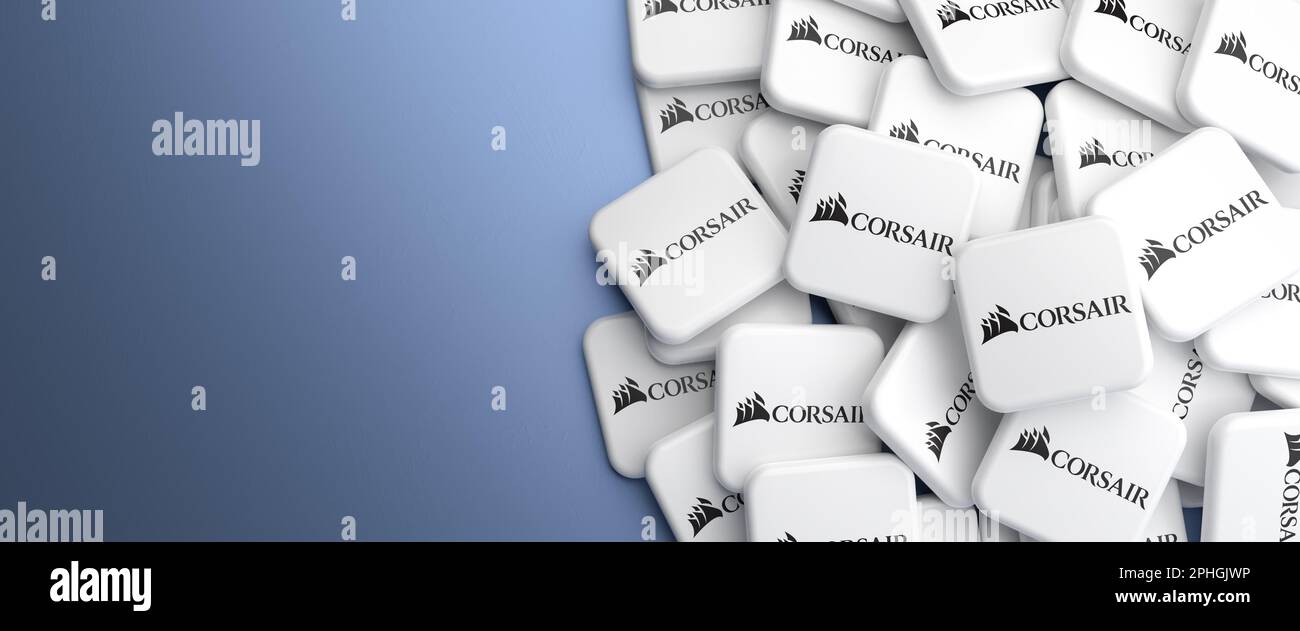 Logos de la société de technologie Corsair (boîtiers pour PC, mémoire, refroidissement, blocs d'alimentation) sur un tas sur une table, format de bannière Web, espace de copie. Banque D'Images