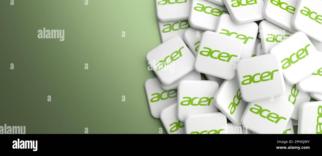 Logos de la société de matériel et d'électronique Acer (PC, ordinateurs portables, tablettes, écrans, périphériques) sur un tas sur une table, format de bannière Web, espace de copie. Banque D'Images