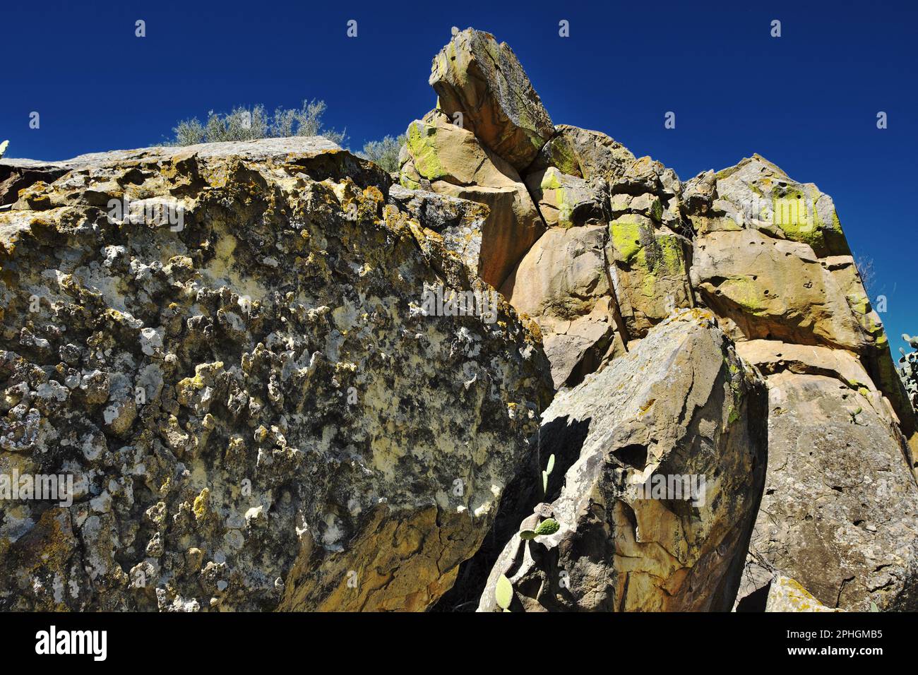 Le refuge de rochers 'Ripararo Del Cassataro' est une preuve préhistorique datant de la période néolithique de la Sicile, Italie (rochers) Banque D'Images