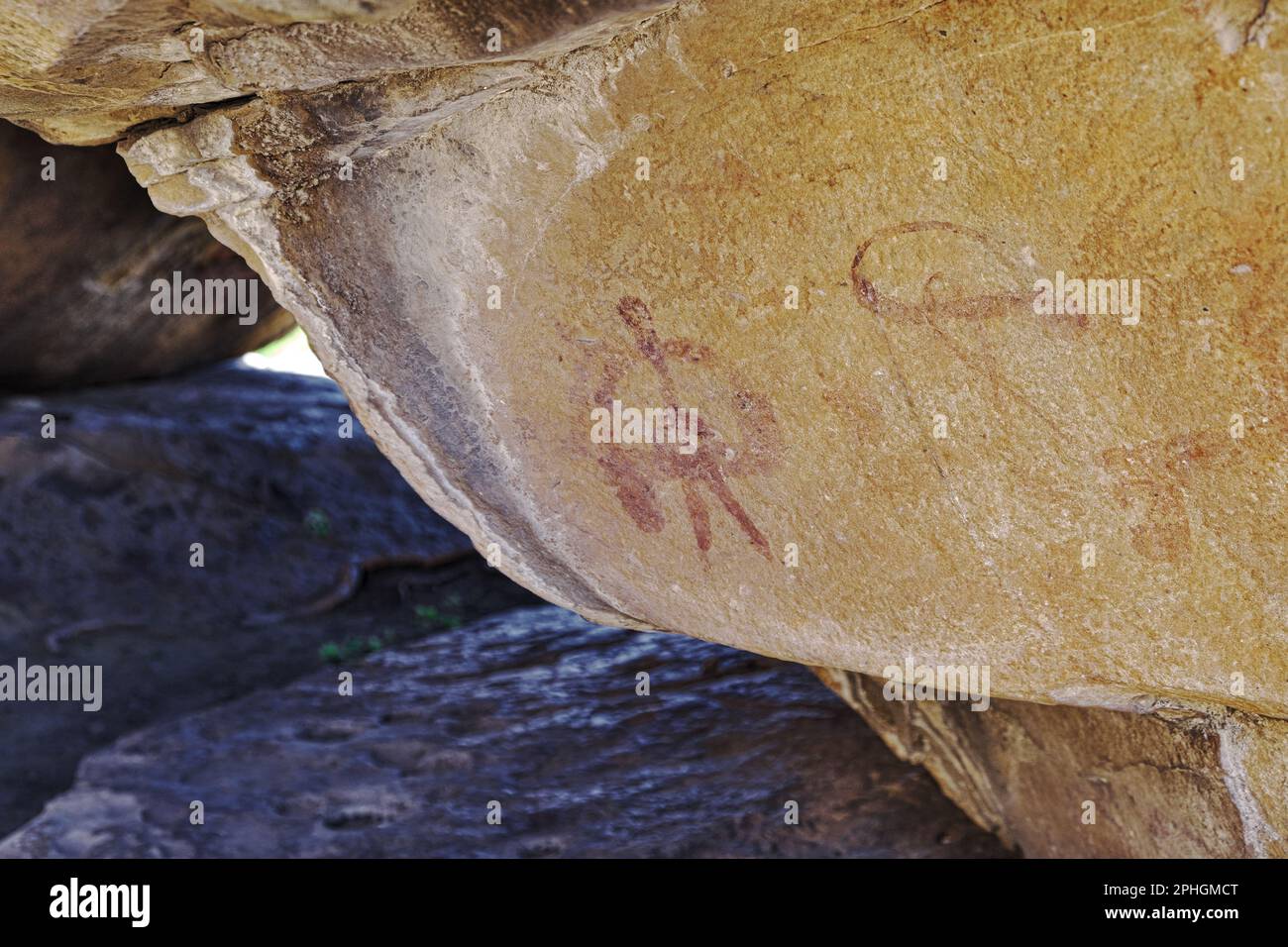 Peinture d'homme préhistorique sur le refuge de rochers de 'Ripararo Del Cassataro', preuve préhistorique datant de la période néolithique de l'est de la Sicile, Italie Banque D'Images