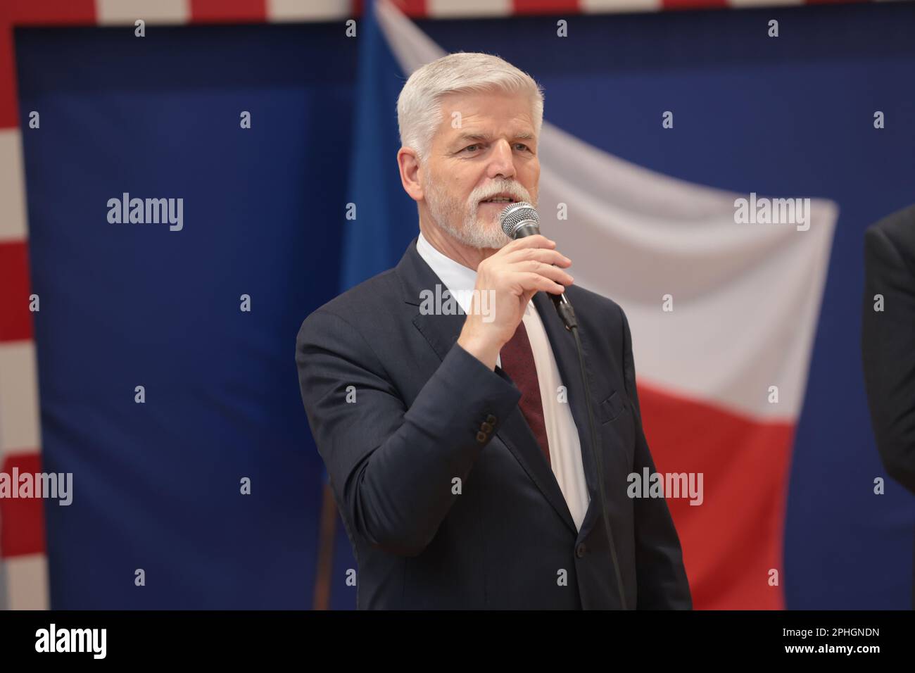 Frydek Mistek, République tchèque. 28th mars 2023. Le président tchèque Petr Pavel n'envisage pas de se rendre à Taïwan, car cela menacerait inutilement le commerce avec la Chine et les intérêts des entreprises tchèques, a déclaré lors d'une réunion avec des lycéens locaux dans le cadre de son séjour de deux jours dans la région de Moravie-Silésie à Frydek Mistek, en République tchèque, au 28 mars 2023. Crédit : Petr Sznapka/CTK photo/Alay Live News Banque D'Images