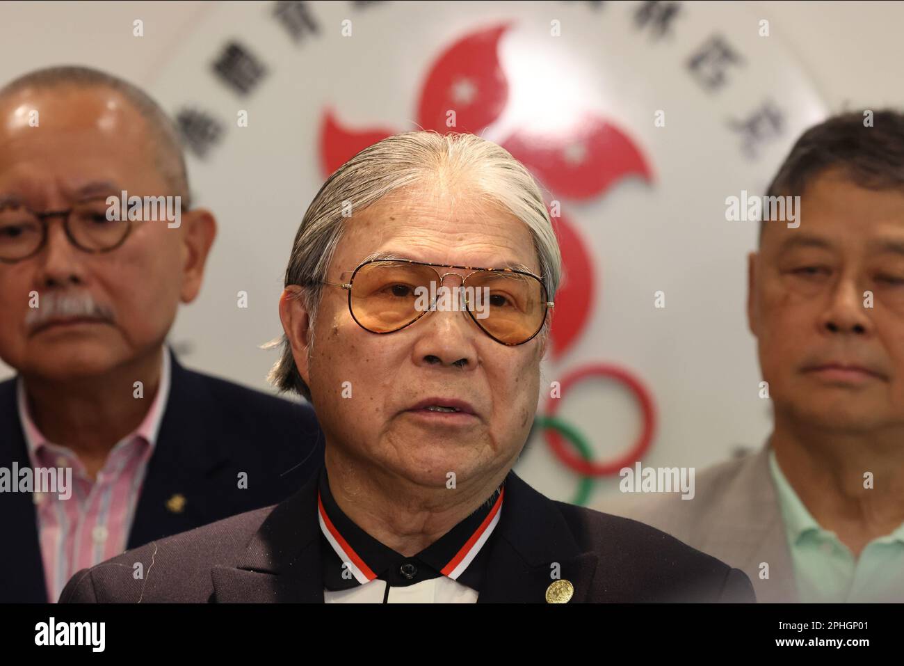 Timothy Fok Tsun-ting, président de la Fédération sportive et du Comité olympique de Hong Kong, Chine, rencontre les médias après une rencontre à la Maison olympique, 1 Stadium Path, Causeway Bay. 24MAR23 SCMP/Edmond SO Banque D'Images