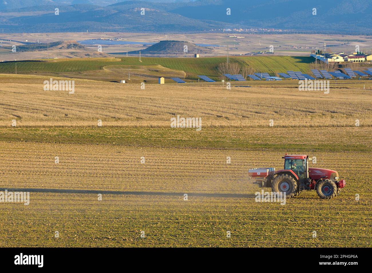 Un agriculteur avec son tracteur travaillant sur les terres cultivées à Valverde del Majano, province de Ségovie. Banque D'Images