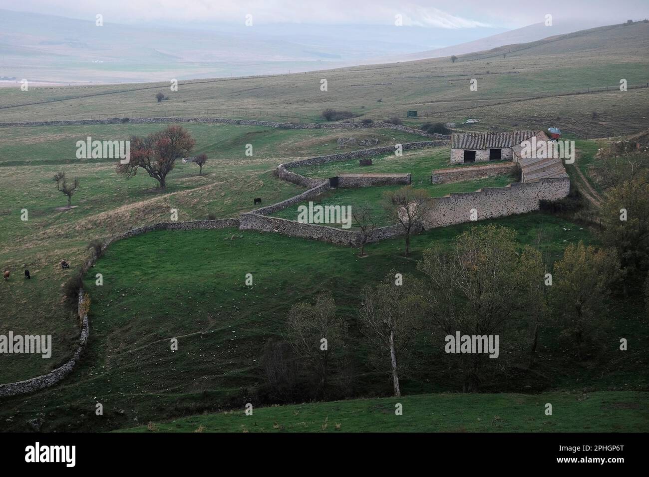 Ancienne ferme avec clôtures en pierre dans la province d'Ávila. Banque D'Images
