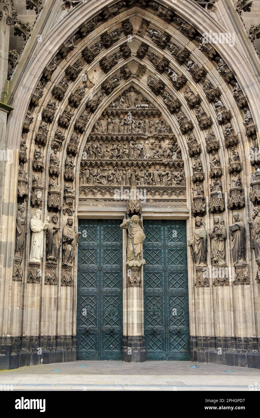 Il y a une des entrées médiévales à la cathédrale gothique de Cologne 16 mai 2013 à Cologne, en Allemagne. Banque D'Images
