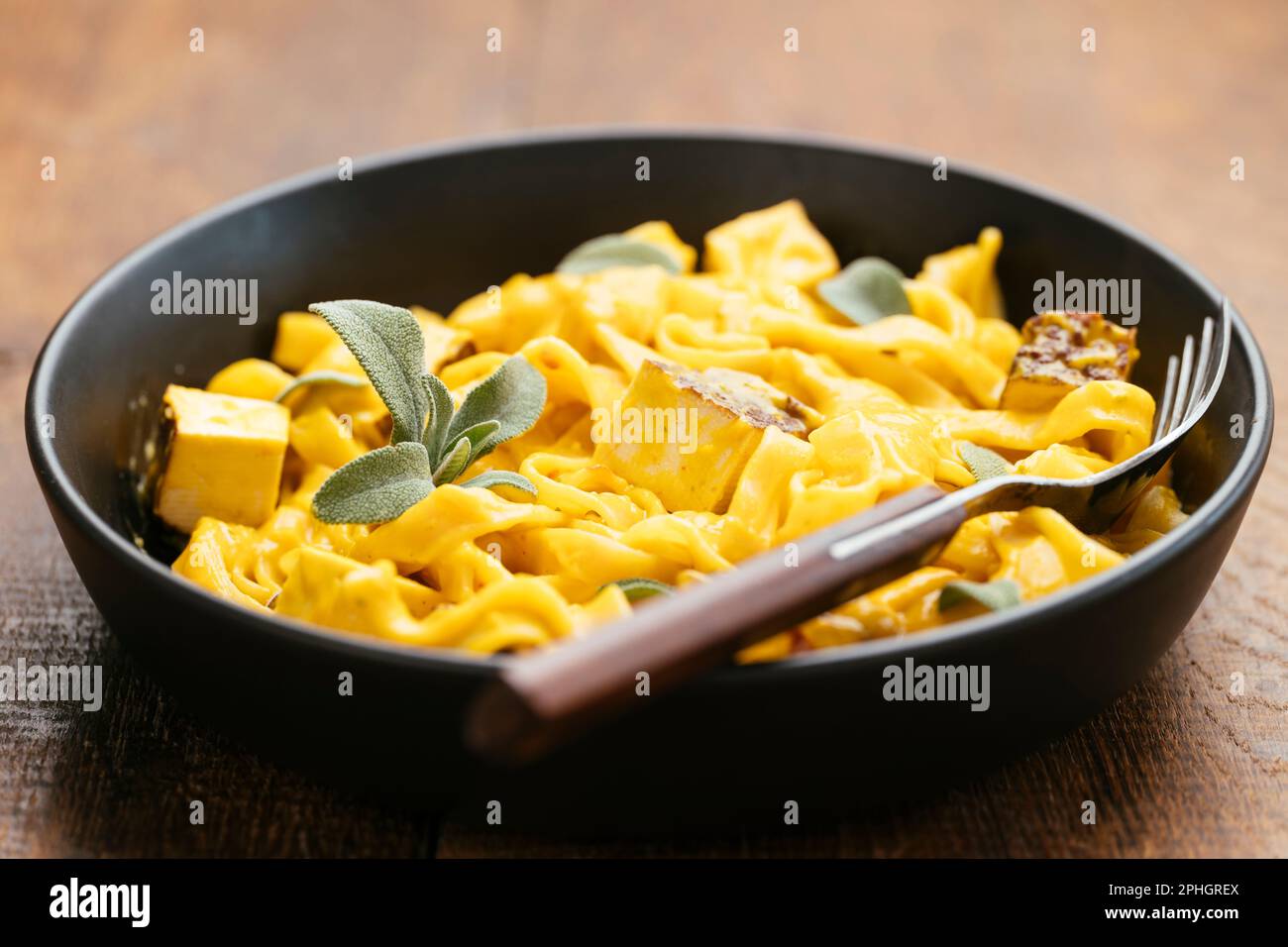 Pâtes Alfredo à la citrouille faites maison avec tofu Banque D'Images