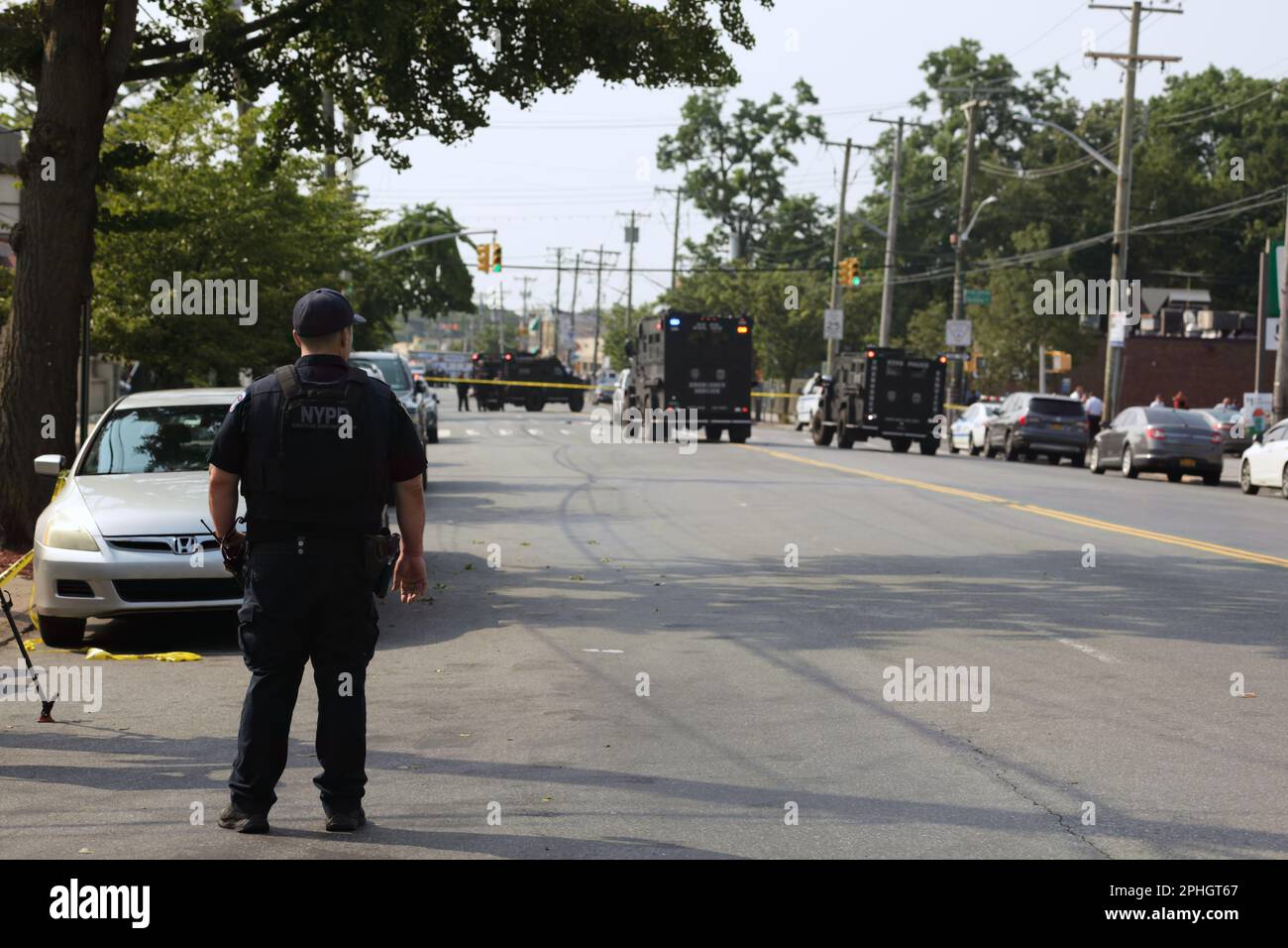 Bronx, NY - 8 juillet 2021- NYPD Officier du groupe d'intervention stratégique au blocus routier avec des véhicules de l'équipe de soupir et de la bombe répondant à un homme armé Banque D'Images