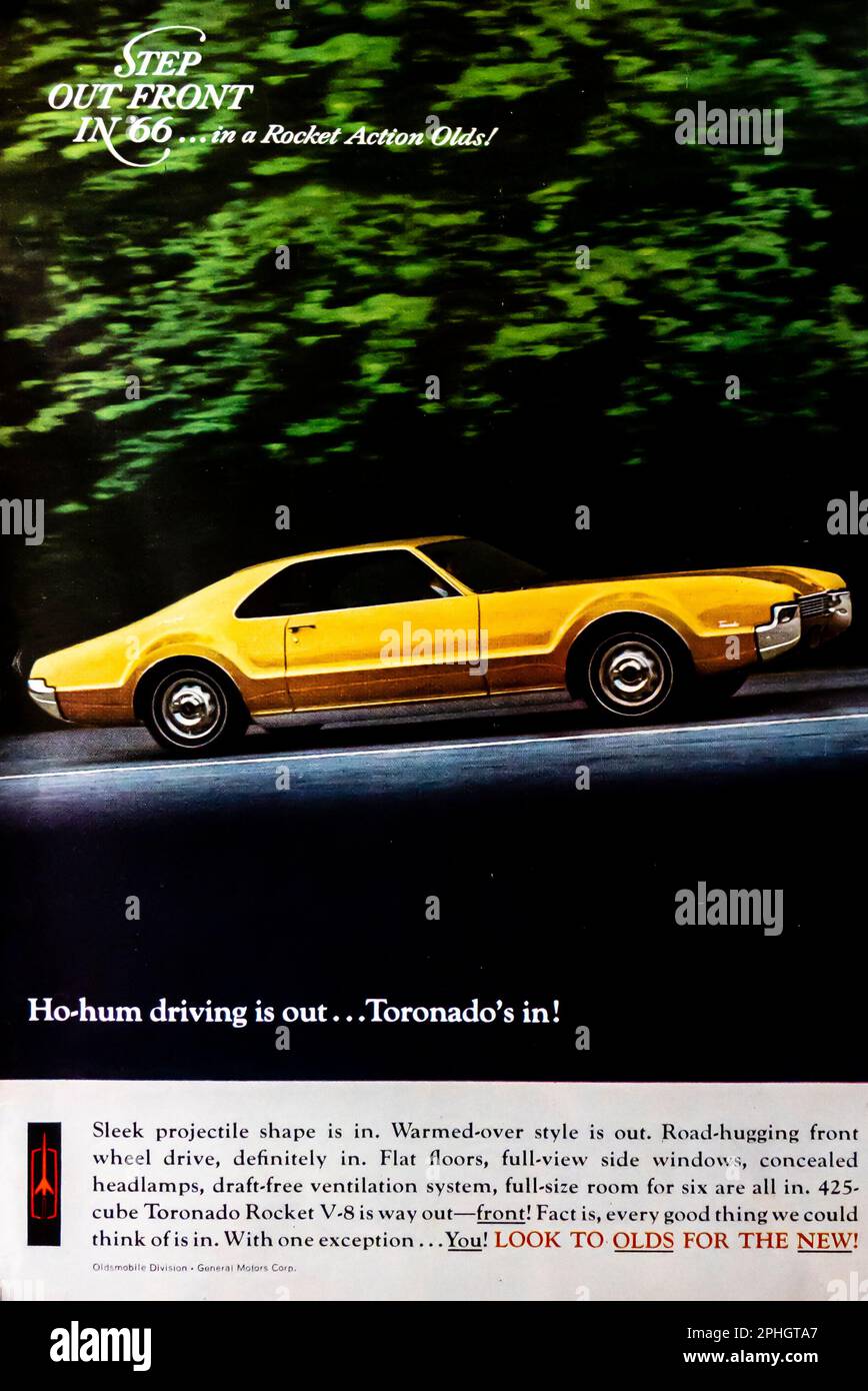 Publicité 66 Oldsmobile Toronado dans un magazine NatGeo, avril 1966 Banque D'Images