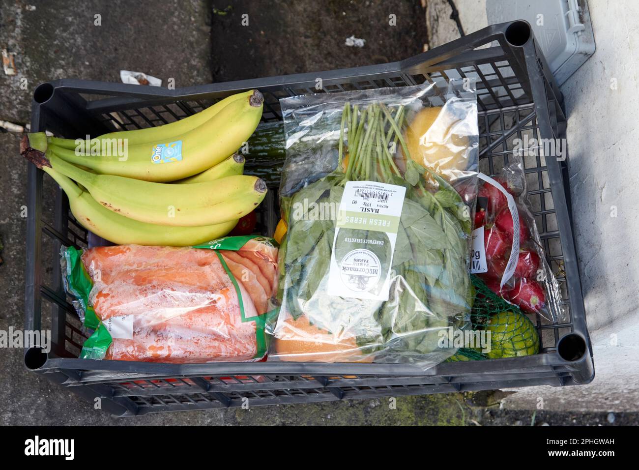 livraison de fruits et de boîtes de légumes à l'extérieur d'une maison dans la ville de strandtown, à l'est de belfast, dans le nord de l'irlande, au royaume-uni Banque D'Images