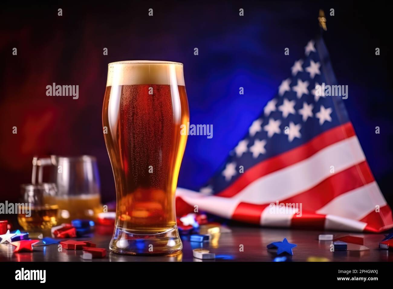 Verre de bière sur une table en bois. Drapeau des États-Unis arrière-plan  célébrer la Journée de l'indépendance américaine du 4th juillet Photo Stock  - Alamy